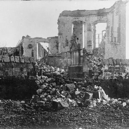 Chiesa in rovina a Bullecourt. (Battaglia di Arras, aprile-maggio 1917).© IWM (Q 45458)