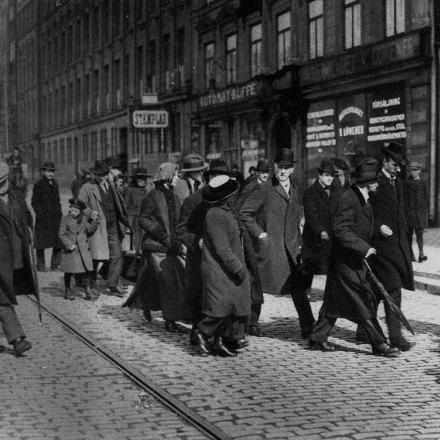 Lenin a Stoccolma, di fuori Stockholms Centralstation con Ture Nerman e Carl Lindhagen 13 aprile 1917 
