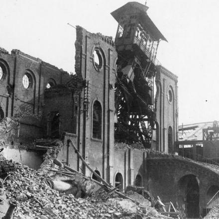 Una fabbrica demolita vicino a Lens.© IWM (Q 87723)