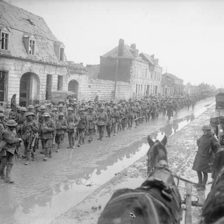 Battaglione britannico di ritorno ad Arras, il 14 aprile 1917.© IWM (Q 3094)