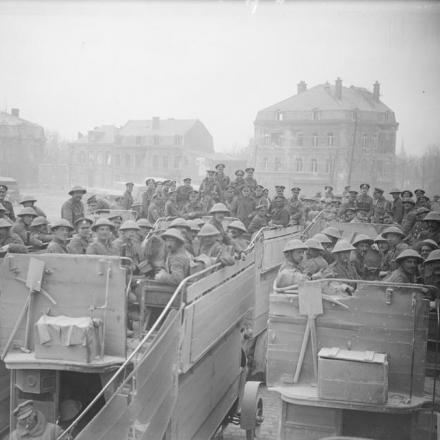 Truppe impegnate ad Arras dopo gli scontri a Monchy-le-Preux (catturato dalla 37a divisione l'11 aprile 1917).© IWM (Q 6178)