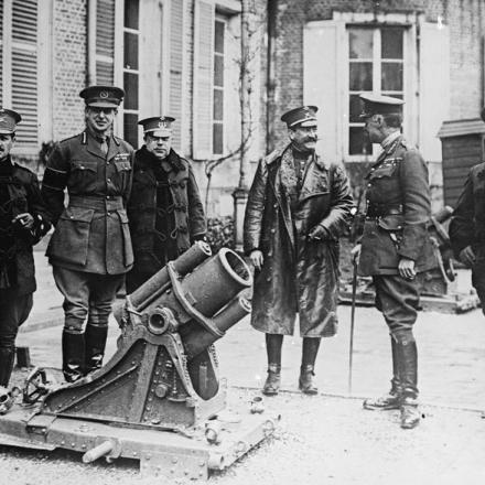 Sir Henry Rawlinson (secondo da destra), comandante della Seconda Armata con un gruppo di ufficiali spagnoli in visita al Fronte Occidentale, Quartier Generale della Quarta Armata, Querrieu, vicino ad Amiens, il 15 aprile 1917.© IWM (Q 2226)