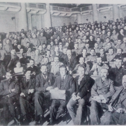 Conferenza dei Soviet: in prim Fila K. A. Gvozdev, V. N. Filippovskii, N. Iu. Kapelinskii, Iu. M. Steklov, B. O. Bogdanov, M. N. Skobelev, G. V. Plekhanov, N. S. Chkheidze, I. G. Tsereteli