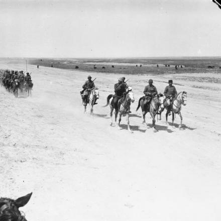 Cavalleria turca in marcia sul fronte a Gaza, aprile 1917.© IWM (Q 56503)