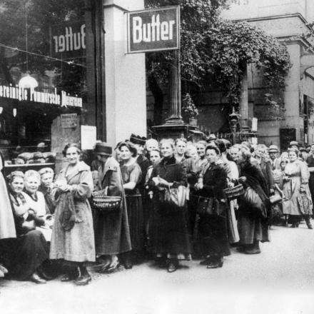 Berlino, cittadini in fila per il cibo 