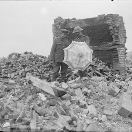 Soldati britannici con un parasole trovato nel villaggio in rovina di Etreillers, 20 aprile 1917.© IWM (Q 2097)