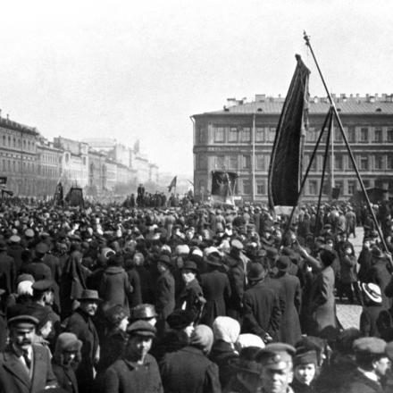 Pietrogrado. I soldati della guarnigione di Pietrogrado dimostrano al Palazzo Mariinsky. Riprodotto da TASS