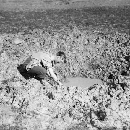 Soldato britannico che lava in un buco di una mina, il 21 aprile 1917.© IWM (Q 2087)