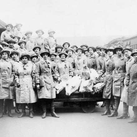Facchini ferroviari della Great Eastern Railway Company con carcasse di carne pronte per essere caricate il 23 aprile 1917 © IWM (Q 109834)