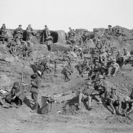 Truppe britanniche e francesi in linee di riserva a Le Verguier, il 25 aprile 1917.  © IWM (Q 2081)