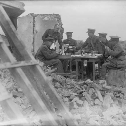 Ufficiali del Royal Engineers a pranzo; Etreillers, 25 aprile 1917.© IWM (Q 2084)