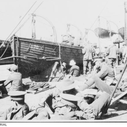 Truppe appoggiate sul ponte della nave da trasporto HMAT Ballarat (A70) prima dell'attacco siluro di un sottomarino tedesco. @AWM