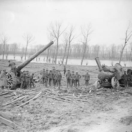 Trattore impantanato nel fango dopo aver sollevato una cannone Mark VII da 6 pollici. Tra Blangy e Feuchy sul fiume  Scarpe, il 27 aprile 1917.© IWM (Q 6237)