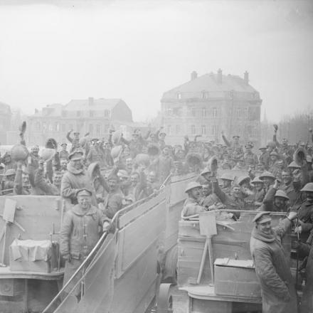 Battaglia di Scarpe. Le truppe britanniche dopo gli scontri a Monchy-le-Preux, che fu presa dal Royal King Rifle Corps e dalla Rifle Brigade, 37th Division. Arras, 28 aprile 1917.© IWM (Q 6404)