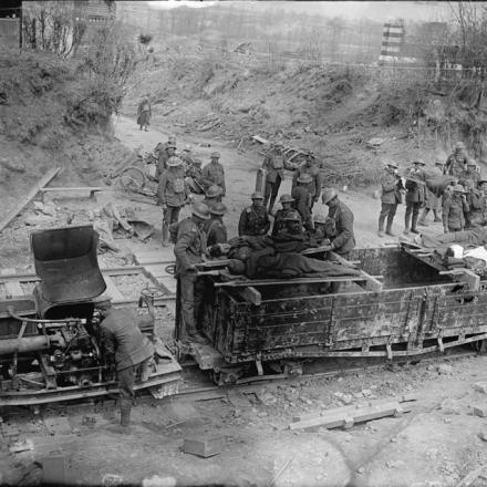 Medici del Royal Army Medical Corps, feriti su una ferrovia. Vicino a Feuchy, il 29 aprile 1917.© IWM (Q 6225)