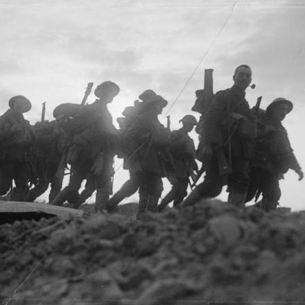 Le truppe britanniche si spostano verso le trincee vicino ad Arras, il 29 aprile 1917. © IWM (Q 2105)