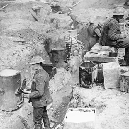  Cucine della 191a batteria d'assedio  in trincea, Royal Garrison Artillery, vicino al villaggio di Wancourt, il 29 aprile 1917.© IWM (Q 5273)