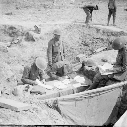 I Royal Fusiliers (Reggimento della City of London), tengono aggiornati i documenti dell'unità in una fossa vicino a Guemappe, il 29 aprile 1917.© IWM (Q 5274)