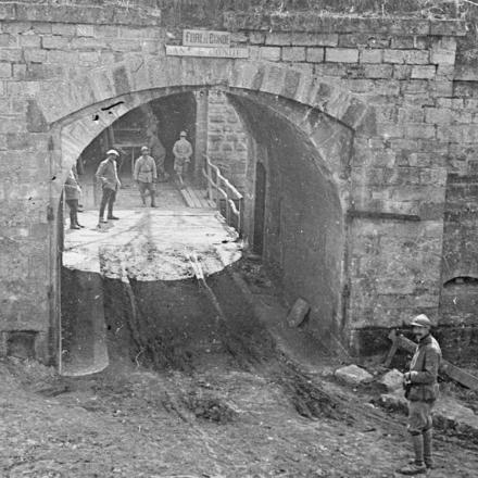 Truppe francesi. Ingresso al Fort de Conde-sur-Aisne, 29 aprile 1917.© IWM (Q 78067)