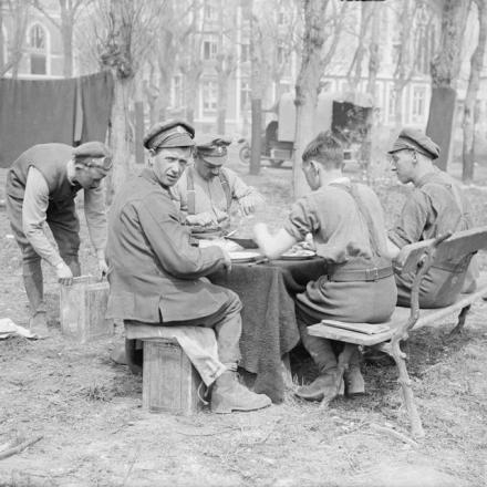 Le truppe dell'Army Service Corps cenano all'aperto. Arras, 30 aprile 1917.© IWM (Q 5786)
