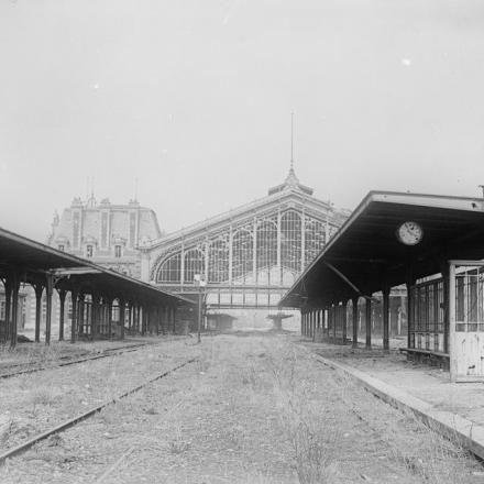 La stazione ferroviaria in rovina di Arras, il 30 aprile 1917.© IWM (Q 7781)