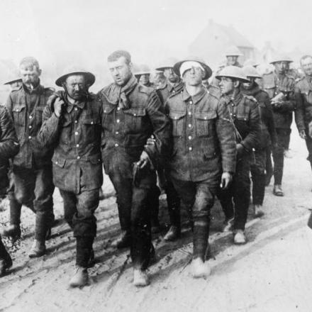 Prigionieri britannici, la maggior parte feriti, scortati da guardie tedesche in una postazione di spogliatoio dopo l'attacco a Oppy Wood, il 1 ° maggio 1917. © IWM (Q 23675)