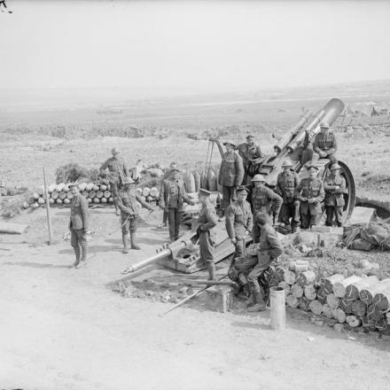 Un obice da 8 pollici Mk V e il suo equipaggio RGA vicino a Henin. 4 maggio 1917.© IWM (Q 7820