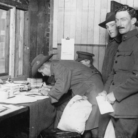 Un soldato australiano vota all'interno della cabina elettorale durante le elezioni federali australiane, probabilmente a Londra, il 5 maggio 1917.© IWM (Q 54360)