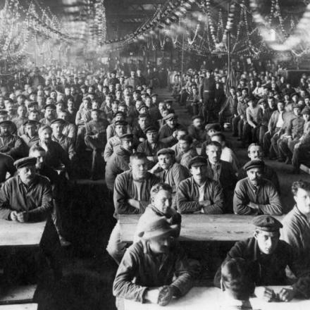 1917, Russia. Assemblea di lavoratori 