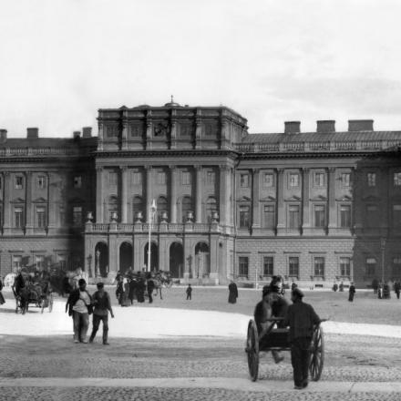 Pietrogrado: Palazzo Mariinsky, sede del Governo provvisorio russo all'inizio del XX secolo. © Citywalls.ru