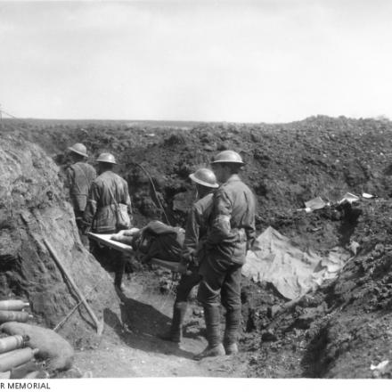 L'8 °Battaglione australiano trasporta un erito lungo le trincee durante i combattimenti a Bullecourt, nel maggio 1917 - AWM