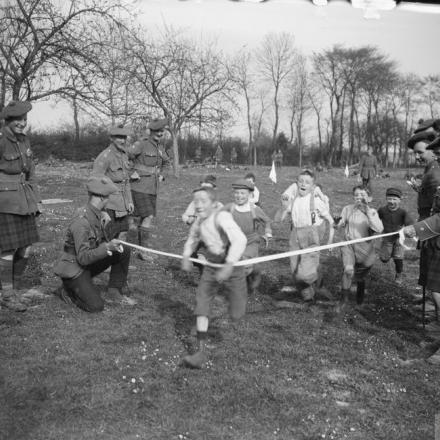 Incontro sportivo a Bailleul-aux-Cornailles, il 10 maggio 1917. Gara per bambini francesi.© IWM (Q 5358)
