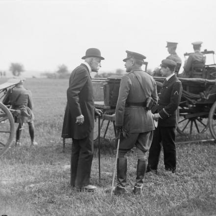 Liencourt, ad ovest di Arras, 13 maggio 1917. Il generale Sir Douglas Haig, C-in-C dell'esercito britannico, in chat con un residente francese. © IWM (Q 2117)