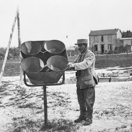 Un soldato francese che opera su un apparecchio di ascolto per localizzare gli aerei con il suono dei loro motori a Chalons-sur-Marne, il 14 maggio 1917. © IWM (Q 70881)
