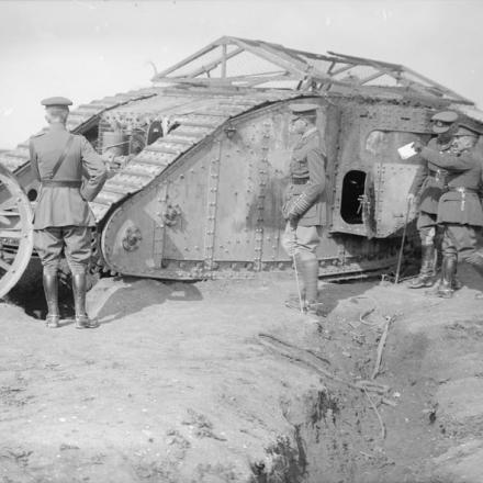 Re Alberto I del Belgio ispeziona un serbatoio Mark I vicino a Pozieres, il 15 maggio 1917. © IWM (Q 3236)
