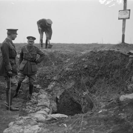 Visita del re Alberto I del Belgio al fronte occidentale britannico. Il re all'entrata di un vecchia postazione tedesca con il generale Hubert Gough, comandante della Quinta armata, vicino a Ginchy, il 16 maggio 1917.© IWM (Q 2176)