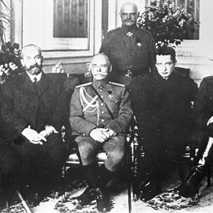 Il capo del Governo Provvisorio Russo Georgij L'vov (secondo da sinistra) e il ministro della guerra Aleksandr Kerenskij (secondo da destra) con un gruppo di ministri.