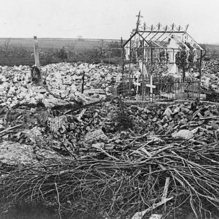 Le rovine del cimitero e la chiesa di Cerisy © IWM (Q 69973)