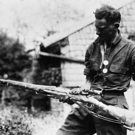 Un soldato americano con un fucile mimetizzato Springfield con mirino telescopico usato dai cecchini. Badonviller, 18 maggio 1918.© IWM (Q 103350)