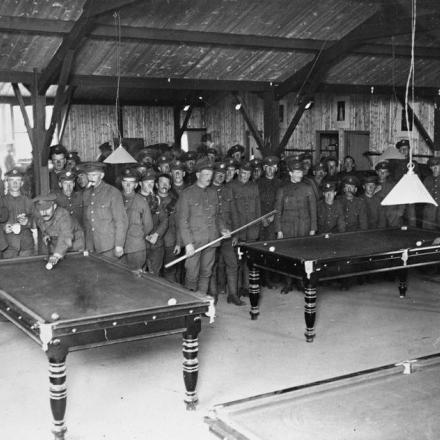 Sala biliardo nella capanna YMCA n. 2 del campo di convalescenza a Rouen, 18 maggio 1917. © IWM (Q 5436)