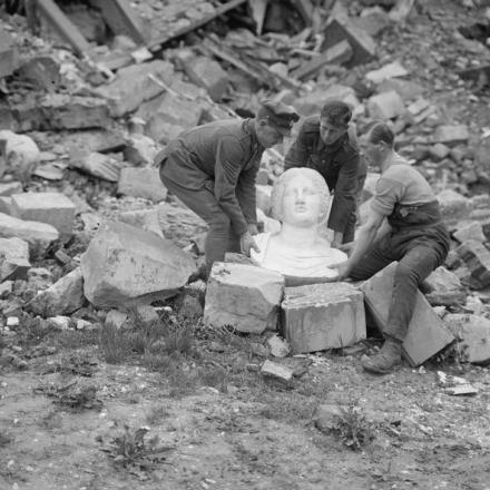 Le truppe britanniche recuperano una statua dalle rovine del castello di Caulaincourt, il 19 maggio 1917.© IWM (Q 2252