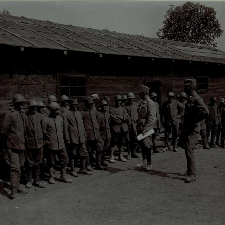Interrogatorio dei prigionieri di guerra italiani durante la decima battaglia di Isonzo, maggio 1917 - Kuk Kriegspressequartier, Lichtbildstelle - Wien 