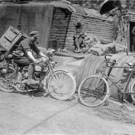 Un motociclista australiano, con un cesto contenente piccioni viaggiatori sulla schiena, lascia il quartier generale della 4a Divisione australiana fuori da Vaulx durante la battaglia per Bullecourt.© IWM (E(AUS) 646)