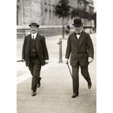 Londra, 1917: David Lloyd George (con bombetta) passeggia con Arthur Henderson, parlamentare e leader laburista, Premio Nobel per la pace nel 1934