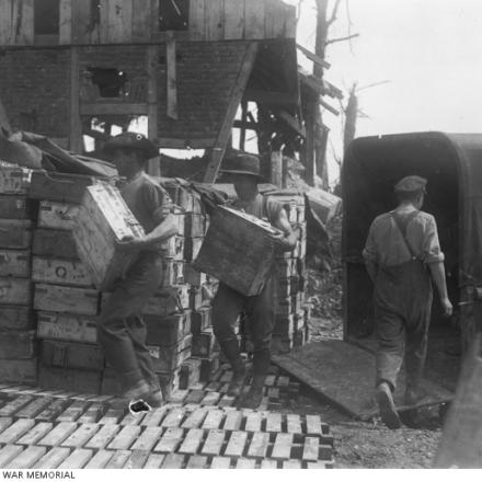 Tre soldati australiani  che scaricano camion  a La coupe, vicino a Le Sars, il 22 maggio 1917.