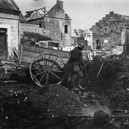 Truppe coloniali del 12 ° battaglione, reggimento del Madagascar che lavora alla ricostruzione di Chavignon, il 25 maggio 1917.© IWM (Q 78883)