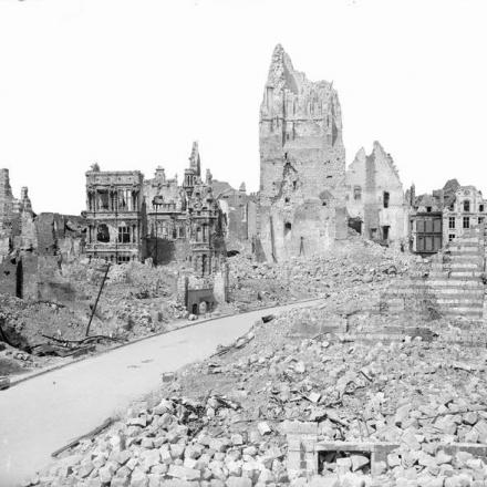 Rovine dell'Hotel de Ville, Arras, 26 maggio 1917. © IWM (Q 2229)