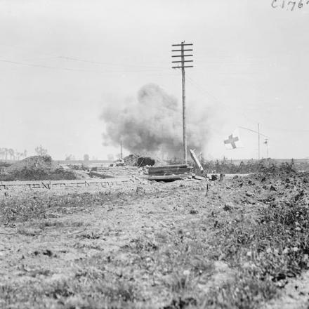 Granata esplode nei pressi di una stazione di avanzata (54a Ambulanza sul campo) a Heninel, il 27 maggio 1917. © IWM (Q 2258)