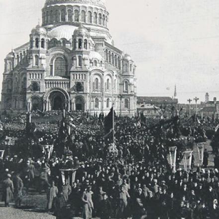 Kronstadt: raduno ad Anchor Square in occasione della proclamazione della "Repubblica di Kronstadt". © nvo.ng.ru_history