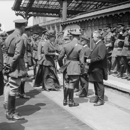 Ufficiali francesi presentati alla regina Maria a Calais, il 3 luglio 1917. © IWM (Q 2492)